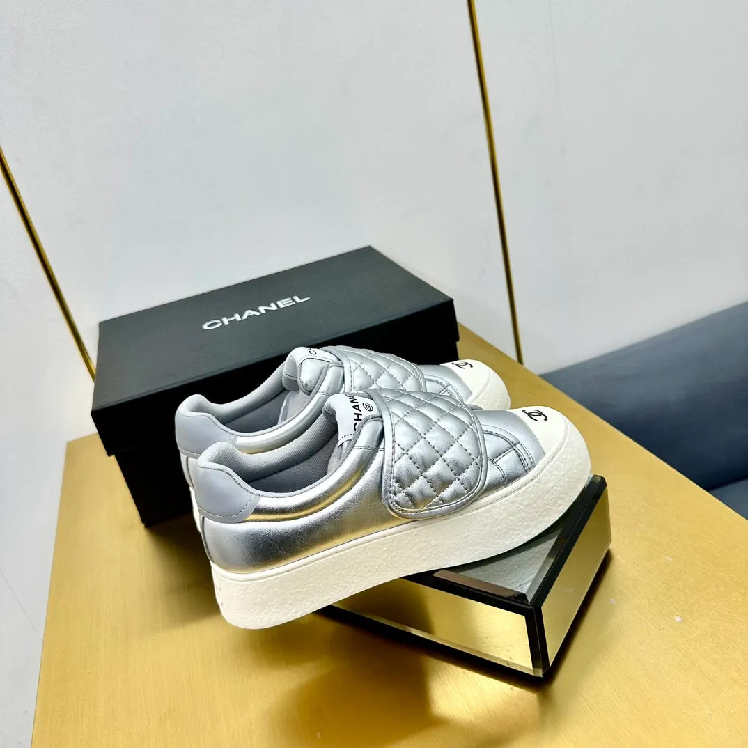 👟👟Ex-factory price 600👟👟 Chanel bread shoes ~ original calfskin panda shoes Chanel 25C latest hot style panda black and white sports shoes casual sneakers Xiaoxiang hot item classic black and white panda color coco girls must pay Fabric: original custom mixed sheepskin lining: original imported breathable mesh lining outsole: Original molded rubber + TPU combination Size: Women's 35-40
